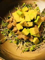 毎日の納豆●アボカド&納豆のサラダ風前菜の写真
