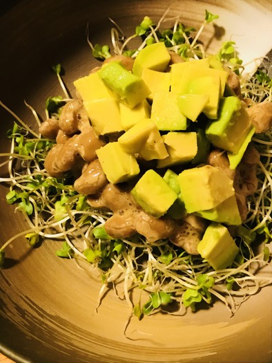 毎日の納豆●アボカド＆納豆のサラダ風前菜の写真