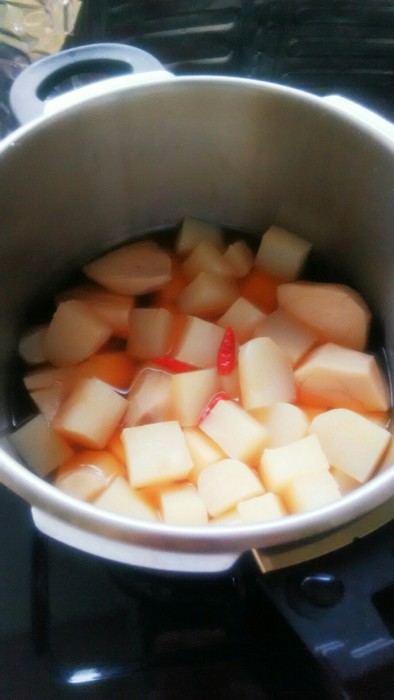 里芋と蒟蒻のピリ辛煮の写真