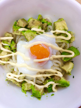 簡単冷凍うどんでアボカドうどん