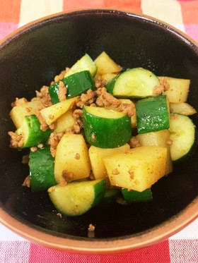 じゃがいもときゅうりのカレー炒め