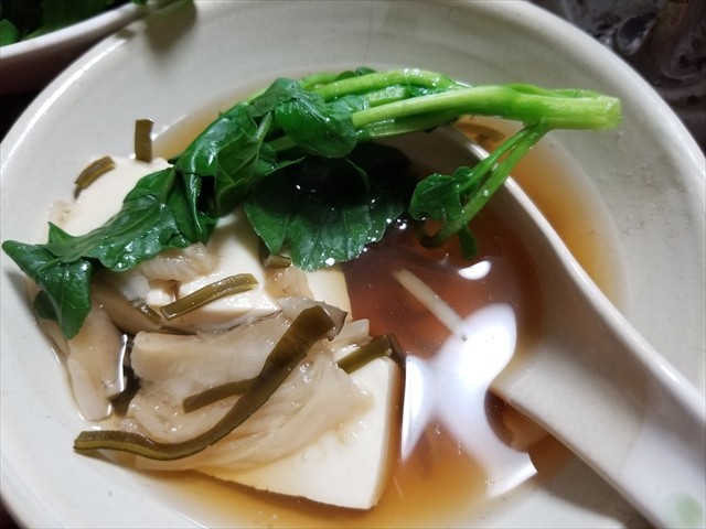 シモフリシメジとクレソンの湯豆腐の画像