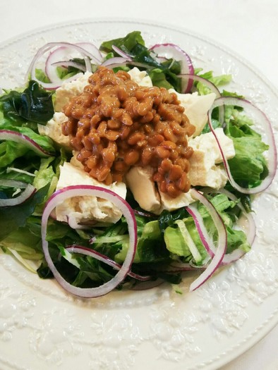 くずし豆腐 味噌納豆 野菜サラダの写真