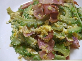 ゴーヤとカリカリベーコンの炒め物