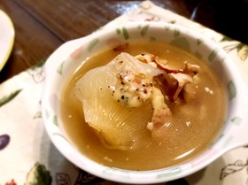 丸ごと新玉葱のスープ とろけるチーズかけ