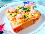 レンジで簡単スクランブルエッグ✨トーストの写真