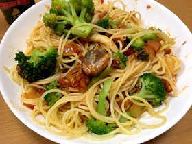 鯖缶とブロッコリーのトマトソースパスタ