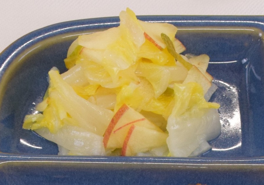 白菜とリンゴの和え物の画像