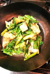 ふきのとう味噌で炒めた鶏と春野菜