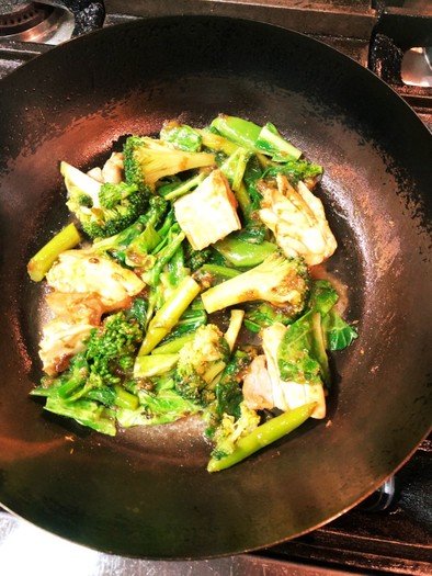 ふきのとう味噌で炒めた鶏と春野菜の写真