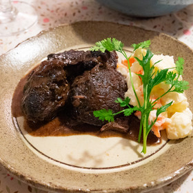 牛スネ肉の赤ワイン煮込み