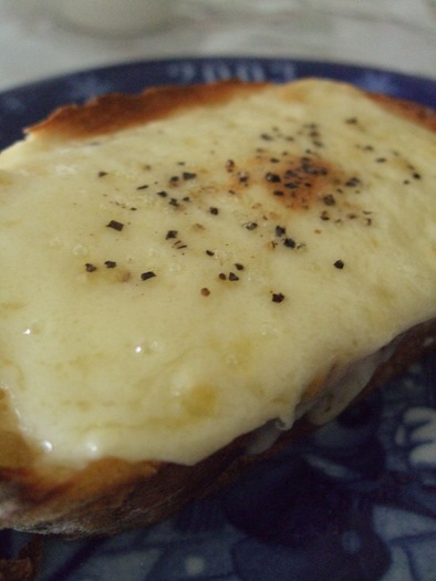 シンプル☆チーズと胡椒のウマトースト♪の写真