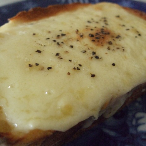 シンプル☆チーズと胡椒のウマトースト♪