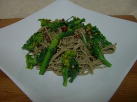 菜の花と茶蕎麦のペペロンチーノ