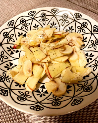 林檎とマッシュルームのサラダの写真