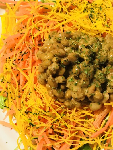 サラダパックに混ぜ込み納豆をあわせる前菜の写真