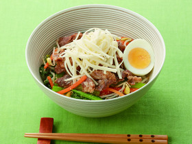 「さけるチーズ」のビビンバ丼