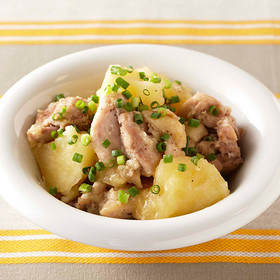 鶏肉とじゃが芋の塩ダレ蒸し