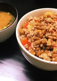超簡単✩つゆだけで作る納豆とひき肉丼