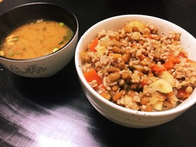 超簡単✩つゆだけで作る納豆とひき肉丼
