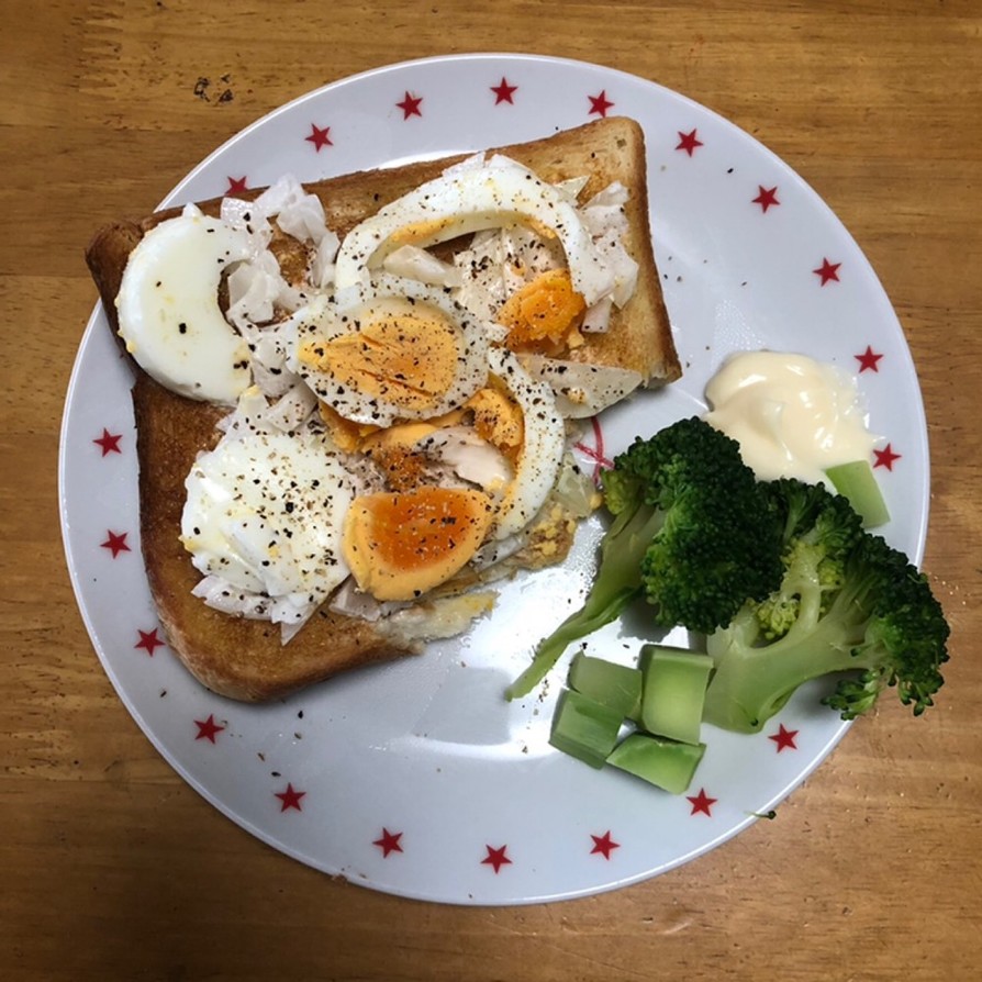 ゆで卵とオニオンの朝食パンの画像