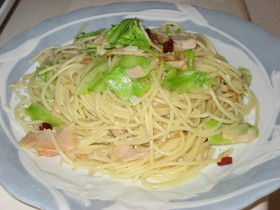 残り物活用術!鮭と春キャベツのパスタ