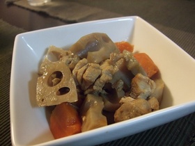 鶏とれんこんの煮物。母の味