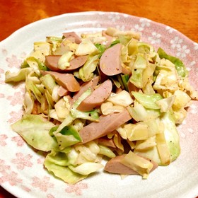 キャベツと魚肉ソーセージのマヨ炒め