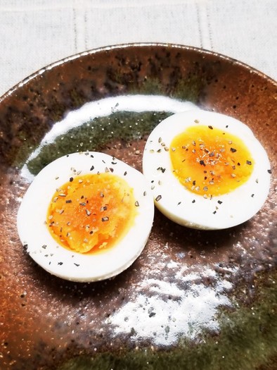 おつまみに♪茹で卵❣️塩・黒胡椒で食べるの写真