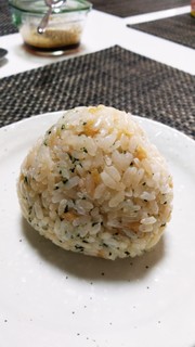 揚げ玉と青じそふりかけのおにぎりの写真