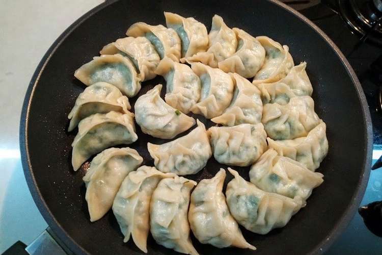 鶏胸肉でふわふわ 蒸し焼き餃子 レシピ 作り方 By かぴっと クックパッド 簡単おいしいみんなのレシピが361万品