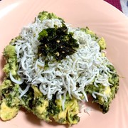 韓国海苔入り!アボマヨしらす丼の写真