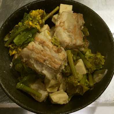 豚バラ肉の梅風味角煮・菜の花添えの写真