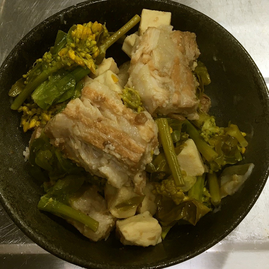 豚バラ肉の梅風味角煮・菜の花添えの画像