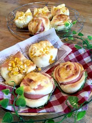 朝から焼きたて!ハムマヨ&コーンマヨパンの写真