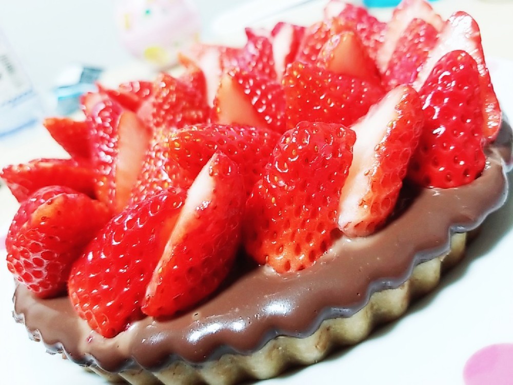 生チョコタルトいちごのせ レシピ 作り方 By ゆっっきーな クックパッド 簡単おいしいみんなのレシピが379万品