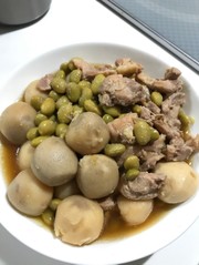 炊飯器★鶏モモと冷凍里芋・枝豆の煮物の写真