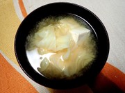 春キャベツと豆腐の味噌汁の写真
