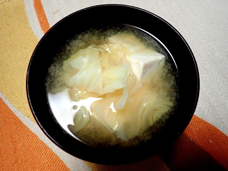 春キャベツと豆腐の味噌汁の画像