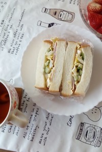 野菜と魚肉ソーセージのサンドイッチ。