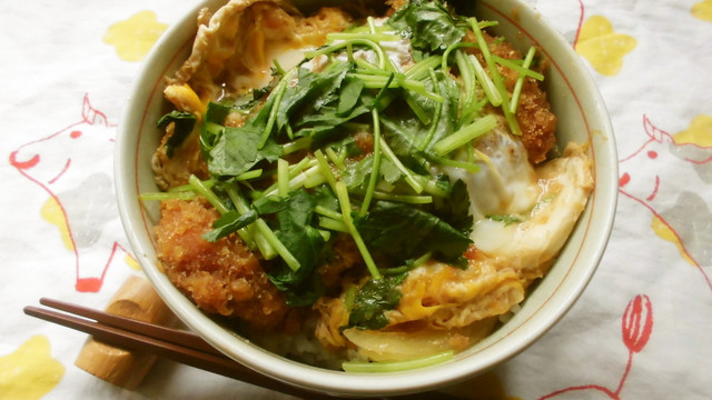 たっぷり三つ葉のかつ丼 レシピ 作り方 By 花時計咲いた クックパッド 簡単おいしいみんなのレシピが354万品