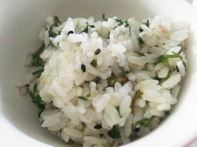 炊きたてのご飯に入れるだけ せりごはん
