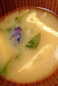 カタクリの花の味噌汁