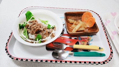 豚丼  ニンジン甘煮、カレーチーズポテトの写真