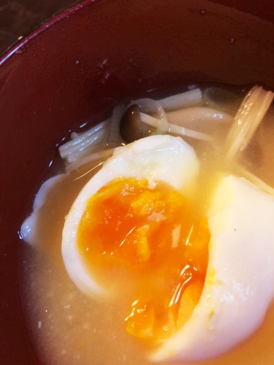 丸ごと卵が美味しい味噌汁の写真