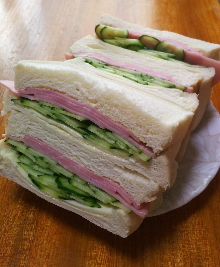 たっぷりきゅうりのハムチーズサンドイッチの画像