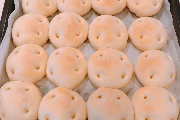 Hbとオーブンで 大量フォッカッチャ レシピ 作り方 By クックまいななパパ クックパッド 簡単おいしいみんなのレシピが352万品