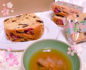 桜が可愛いフルーツケーキ