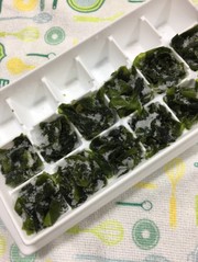 塩蔵わかめを製氷皿に保存で楽してお味噌汁の写真