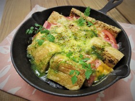 炙りチーズと油揚げの焼きカプレーゼ